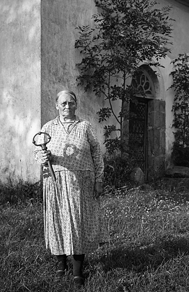 Elisabet Adamsson med den sedemera stulna nyckeln till Edåsa kyrka i Skövde kommun, 1932. Fotograf: Mårten Sjöbeck , RAÄ (PD) http://www.kringla.nu/kringla/objekt?referens=raa/kmb/16001000017221