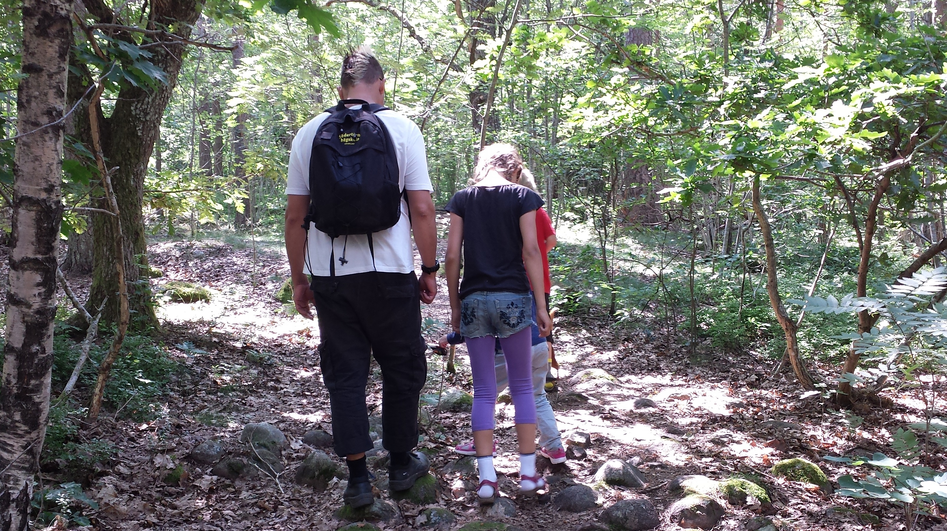 Promenad med familjen i Ulleråker, Uppsala där vi bor. Det som ser ut som en samling kullersten på marken är en grav från järnåldern.