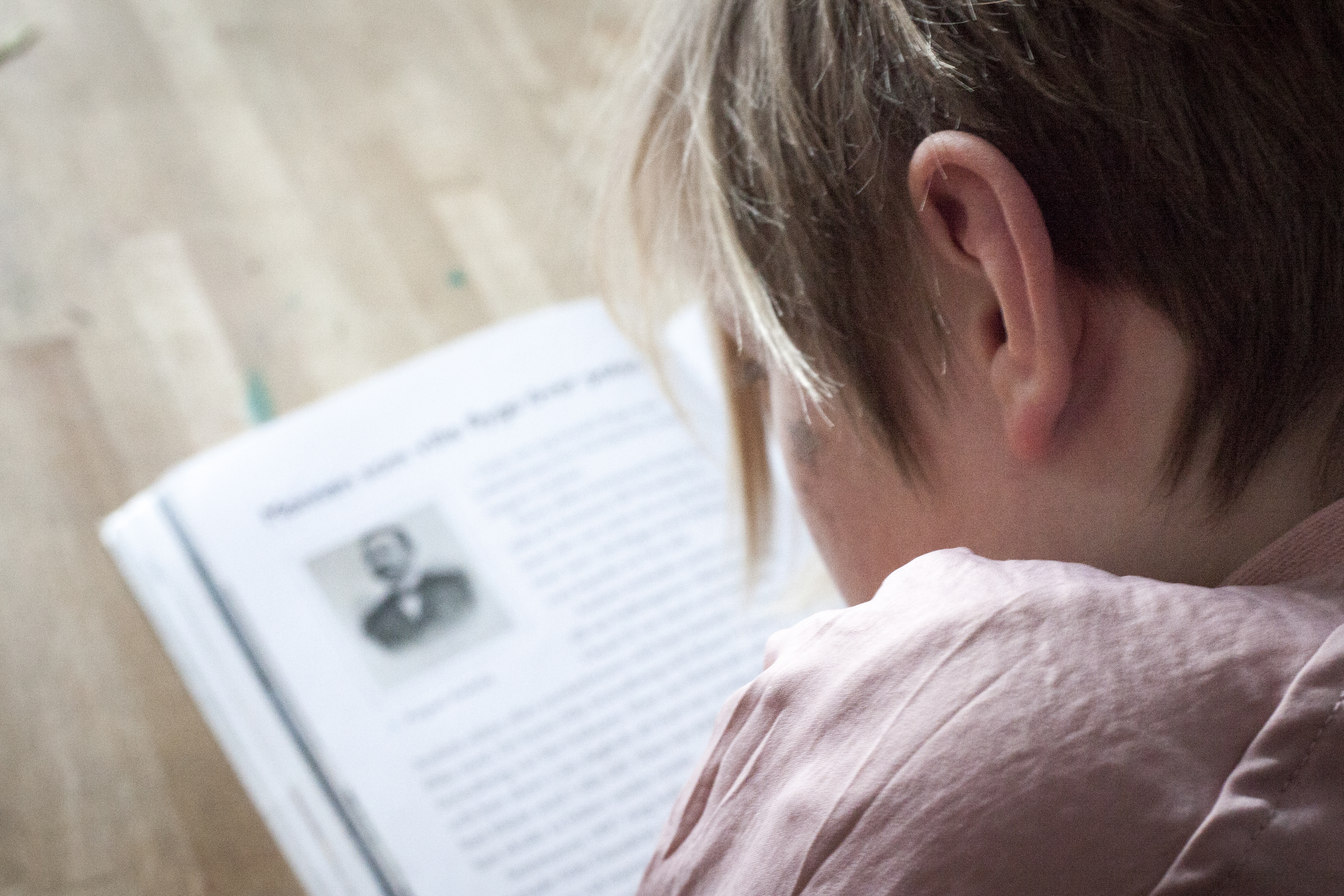 Barn och lärobok om historiska män.