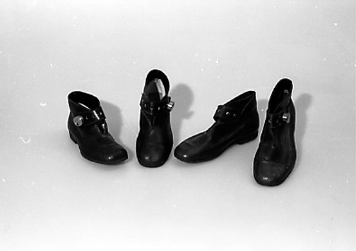 Patienter på Salberga sjukhus tillverkade låsförsedda skor som levererades till anstalter runt i Sverige. Foto: Västmanlands läns museum