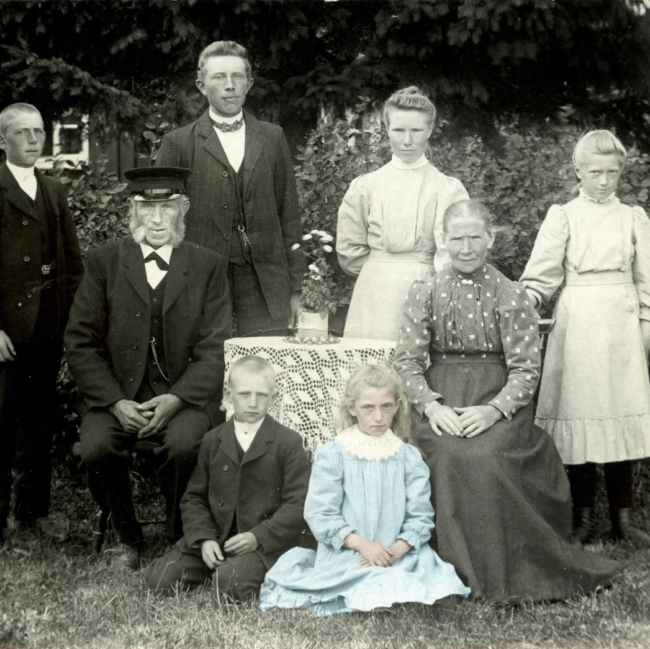 Gammalt foto på familjen Augustsson